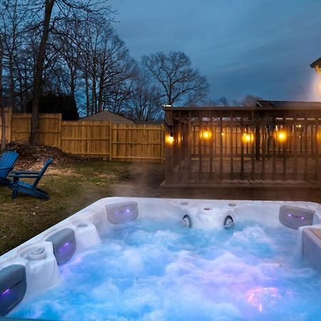 New! Updated Mystic Home W/ Sauna, Hot Tub & Deck מראה חיצוני תמונה