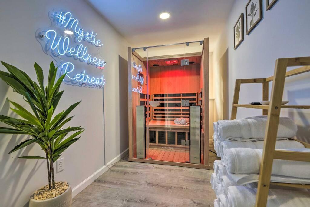 New! Updated Mystic Home W/ Sauna, Hot Tub & Deck מראה חיצוני תמונה