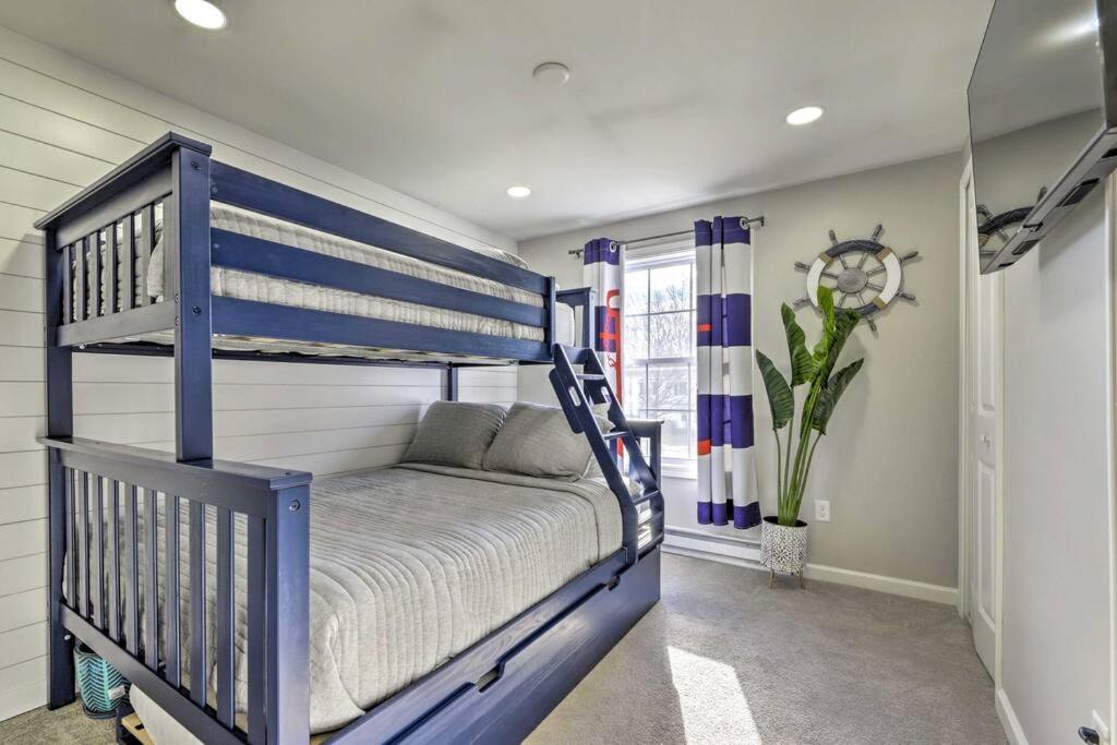 New! Updated Mystic Home W/ Sauna, Hot Tub & Deck מראה חיצוני תמונה
