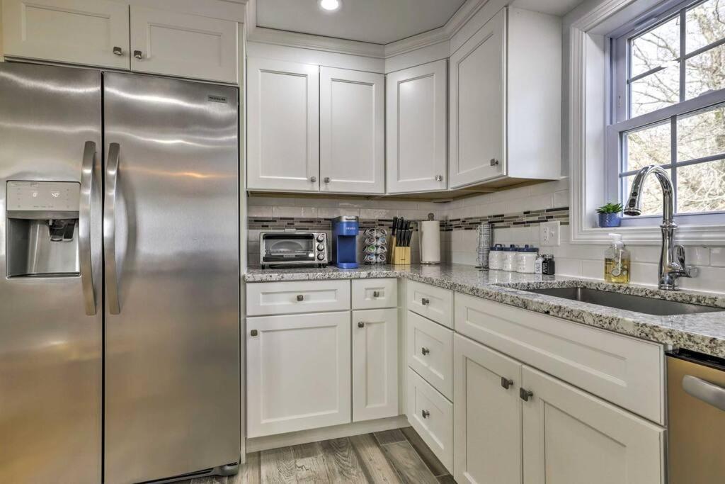 New! Updated Mystic Home W/ Sauna, Hot Tub & Deck מראה חיצוני תמונה