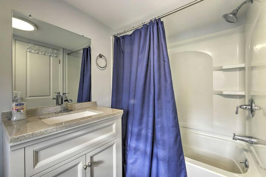 New! Updated Mystic Home W/ Sauna, Hot Tub & Deck מראה חיצוני תמונה